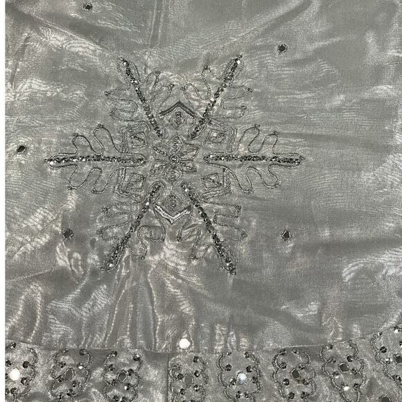 Santas Best Tree Skirt Silver Beautiful Snowflake Detailing Made in India - Picture 2 of 16